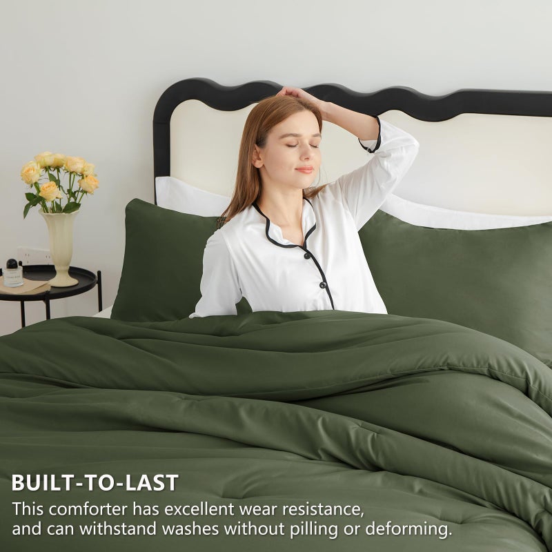 CozyLux طقم لحاف الملكة CozyLux باللون الأخضر الزيتوني الداكن مكون من 3 قطع طقم سرير مبطن سادة قابل للتنفس طقم سرير ناعم فاخر منفوش مع لحاف بديل من الأسفل طوال الموسم (لحاف واحد و2 كيس وسادة) - Image 3